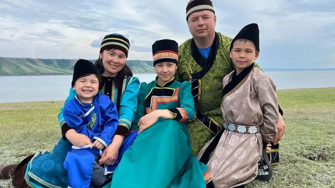 Многодетная семья из Иркутской области запустила бренд национальной одежды — Иркутск Сейчас