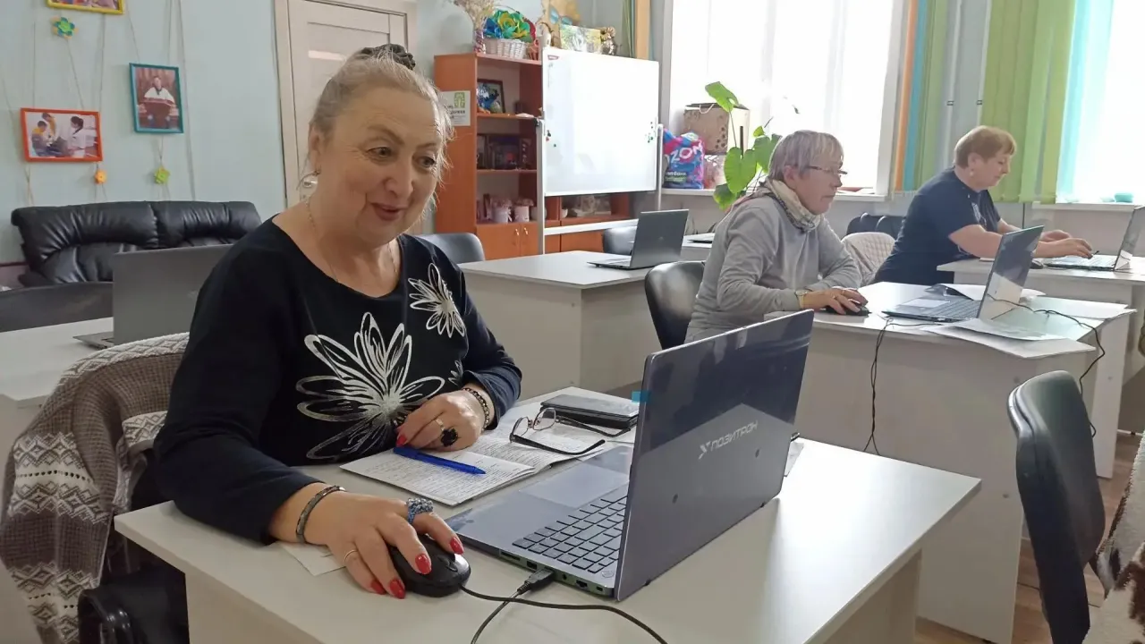 В Центре активного долголетия «Атмосфера» обучают компьютерной грамотности — Иркутск Сейчас