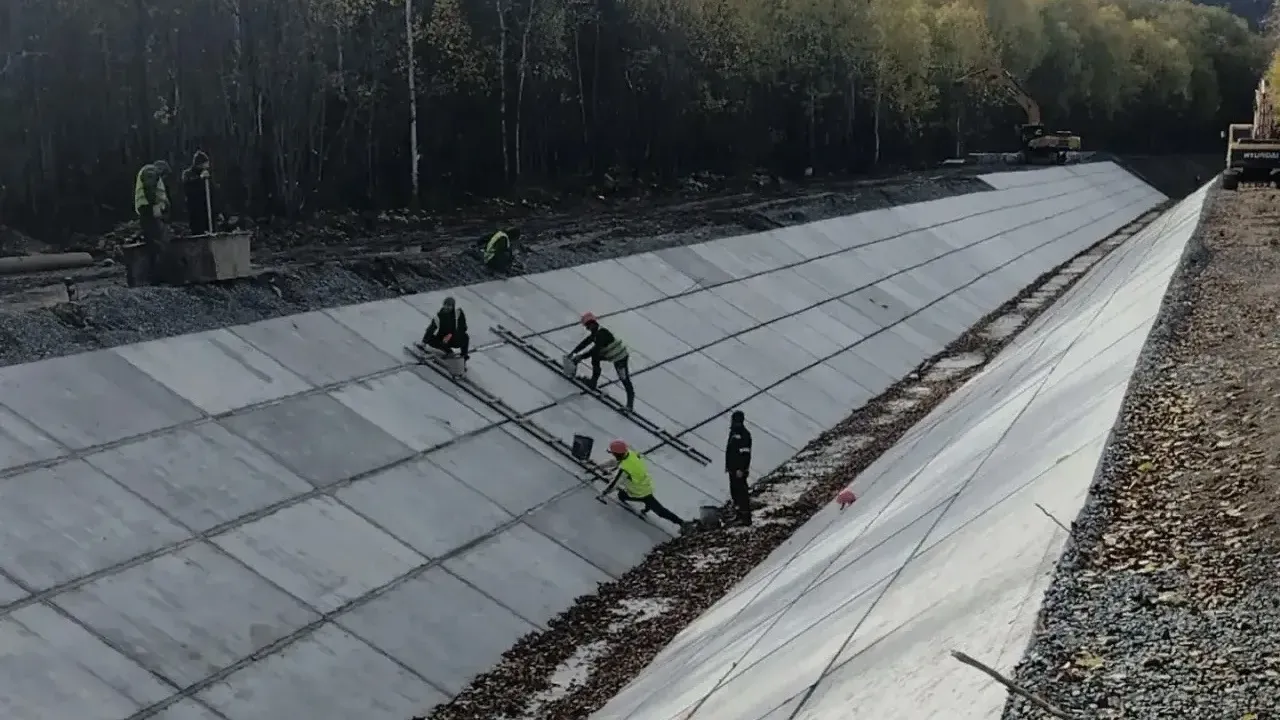 Реконструкцию селезащитного сооружения на полигоне отходов БЦБК выполнили на 56% — Иркутск Сейчас