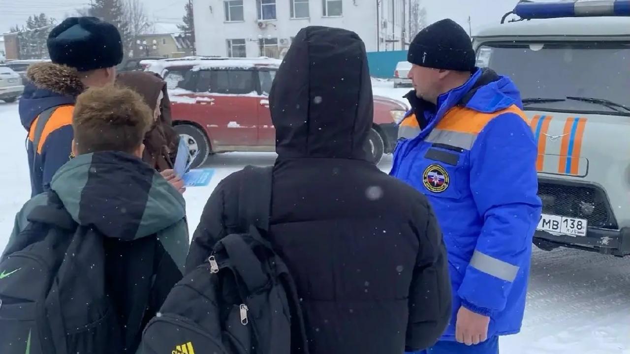 Спасатели провели рейд по берегам Лены и Киренги и напомнили о безопасности на льду — Иркутск Сейчас