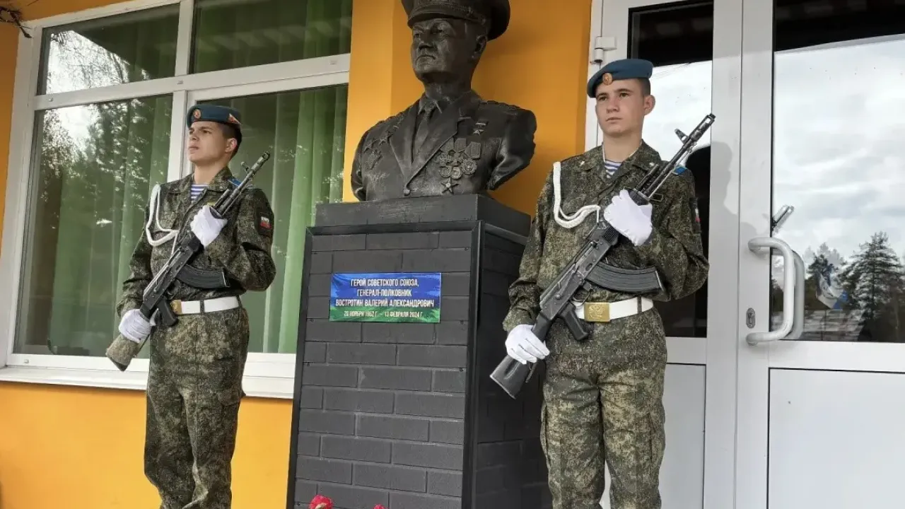 В Усольском кадетском корпусе открыли бюст Валерия Востротина и почтили память погибших — Иркутск Сейчас