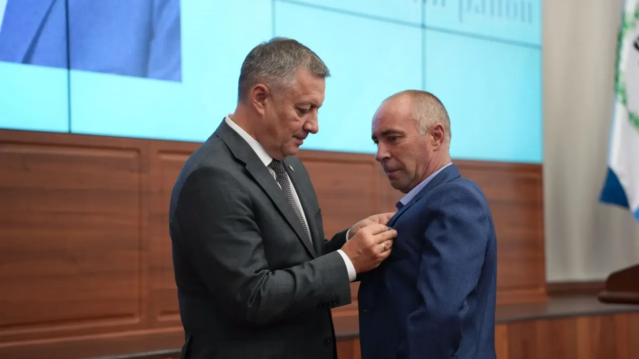 Игорь Кобзев вручил знак «Отцовская доблесть» 15 многодетным отцам — Иркутск Сейчас