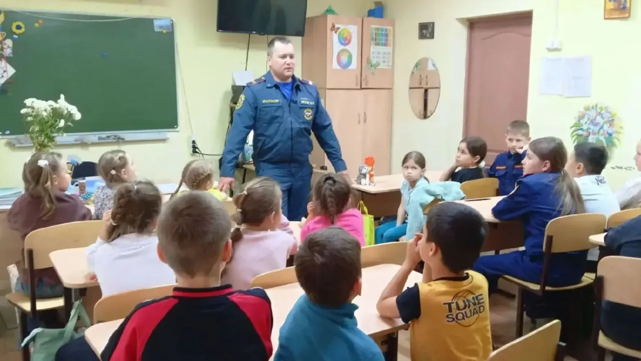 Иркутский пожарный провел более ста занятий по безопасности для детей с начала года — Иркутск Сейчас