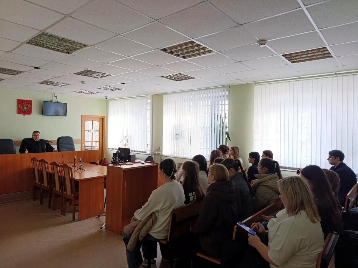 В Вичугском городском суде провели урок профориентации для школьников