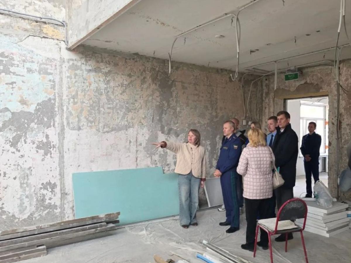 Прокурор области проверил ремонт школы и музея в Гавриловом Посаде