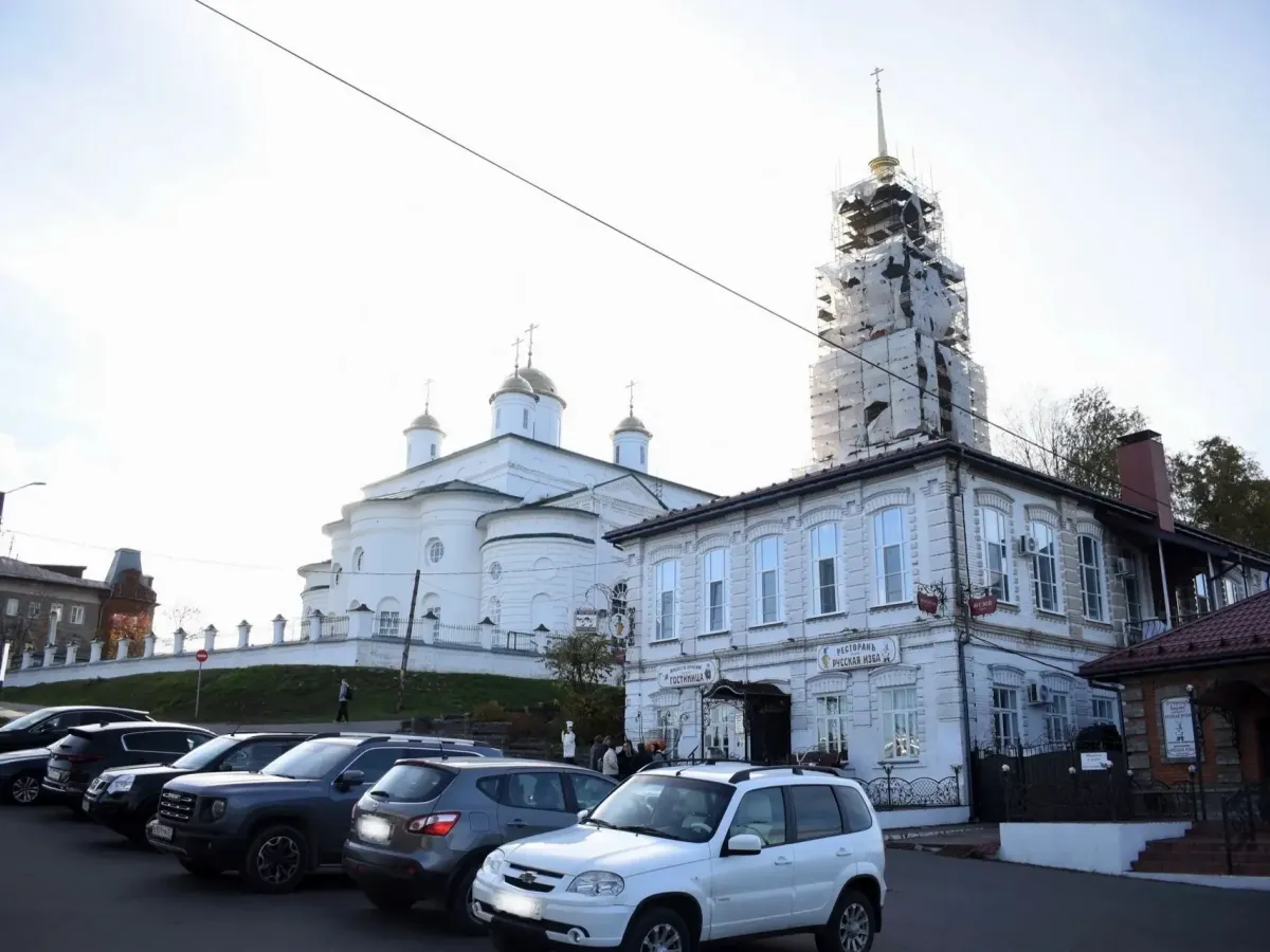 На колокольне Троице-Успенского собора установили новый позолоченный крест