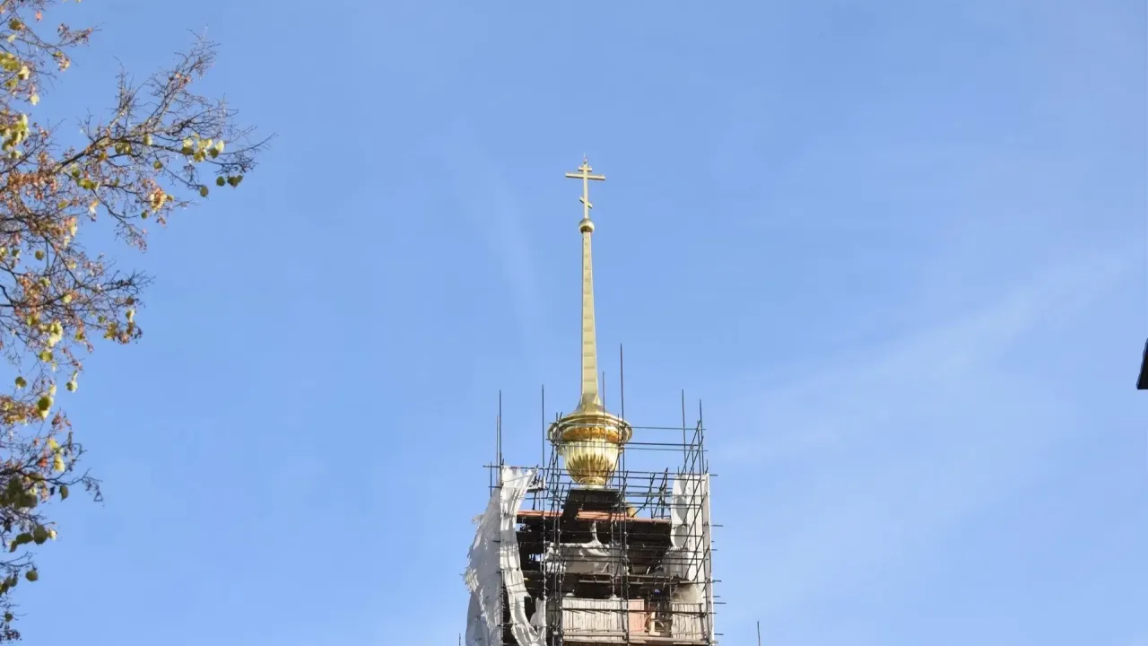 На колокольне Троице-Успенского собора установили новый позолоченный крест — Иваново Сейчас