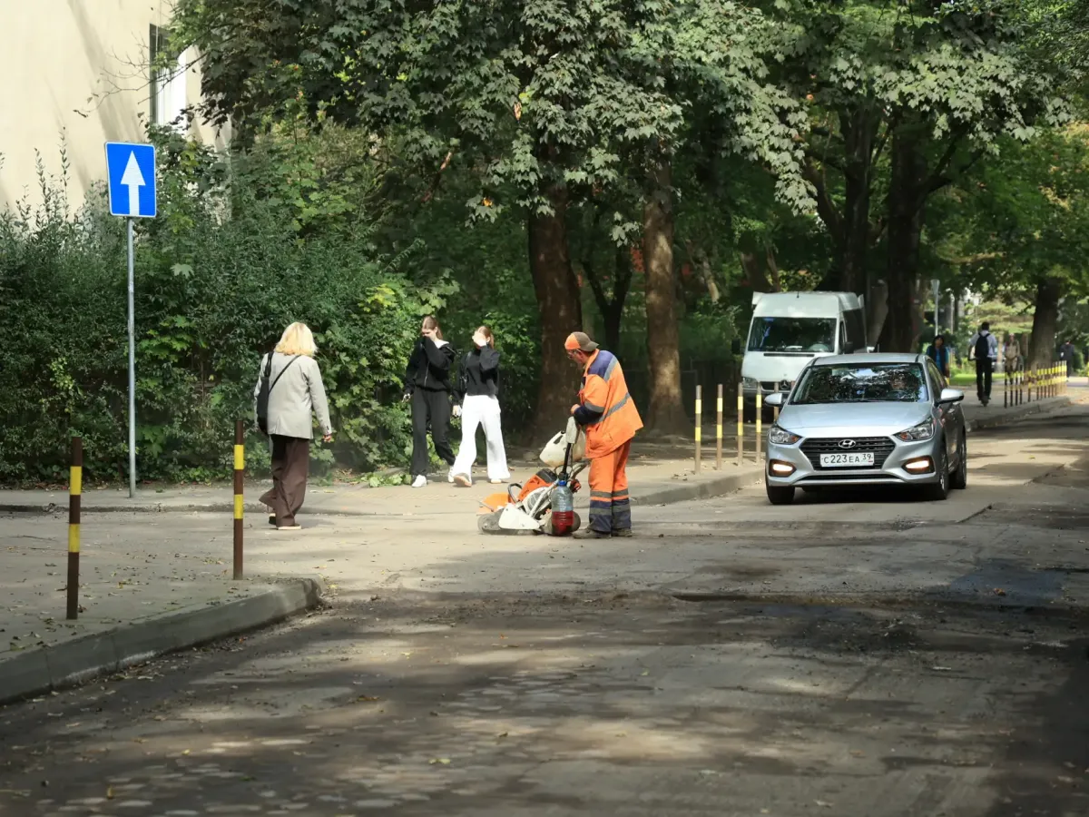 В Калининграде идут работы на нескольких улицах и завершён ремонт перекрёстка Невского — Дадаева
