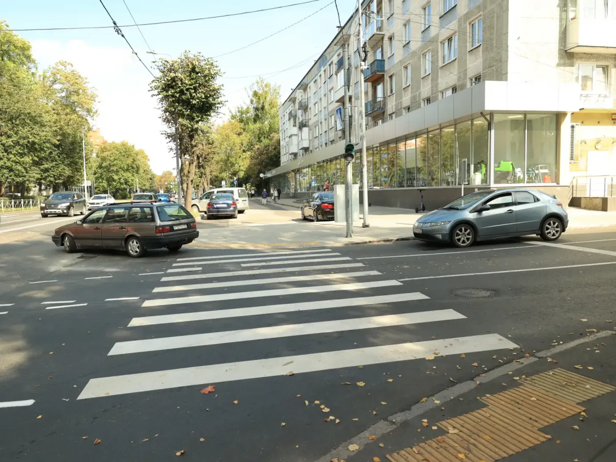 В Калининграде идут работы на нескольких улицах и завершён ремонт перекрёстка Невского — Дадаева