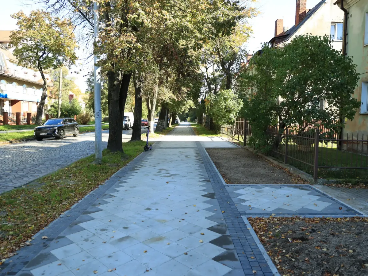 В Калининграде продолжают обустраивать тротуары на нескольких улицах