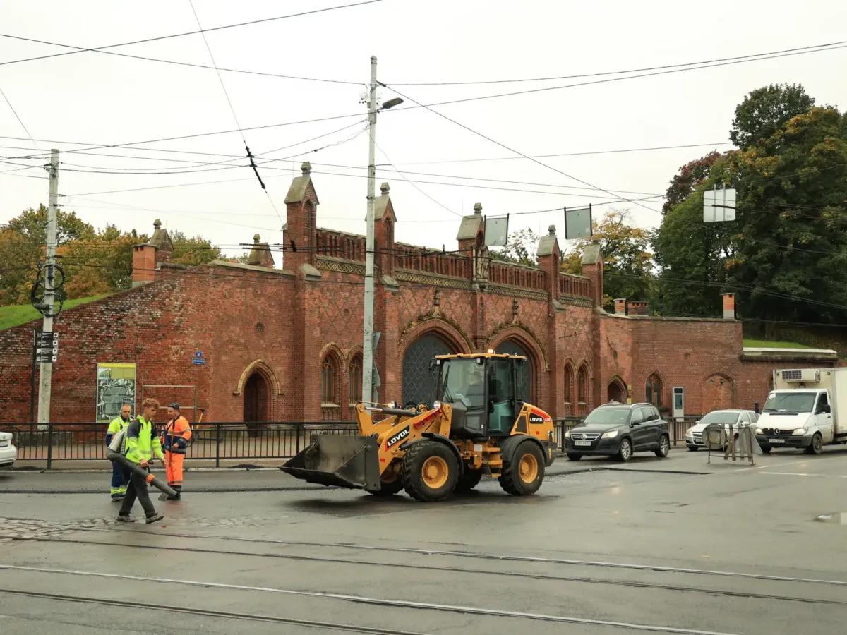 На трех участках Калининграда ведутся дорожные и тротуарные работы