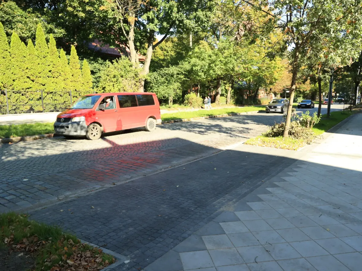 В Калининграде продолжают обустраивать тротуары на нескольких улицах
