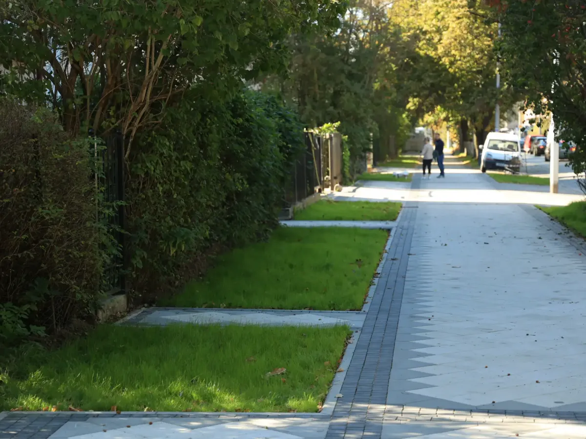 В Калининграде продолжают обустраивать тротуары на нескольких улицах