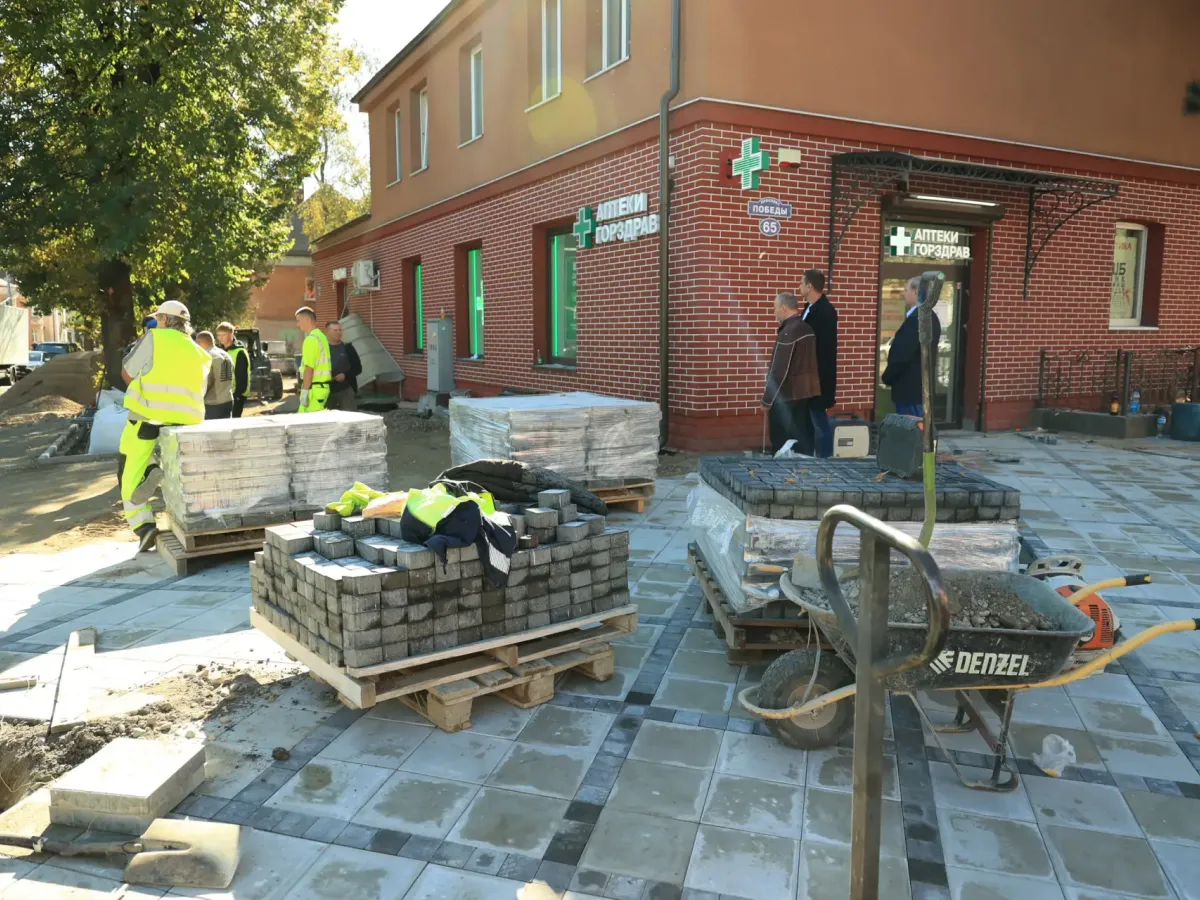 В Калининграде продолжают обустраивать тротуары на нескольких улицах