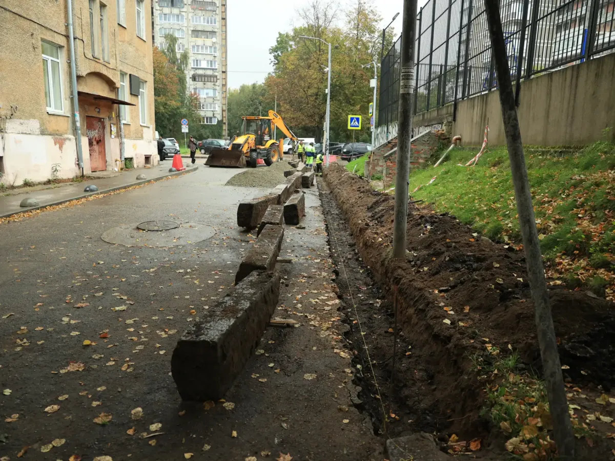 На трех участках Калининграда ведутся дорожные и тротуарные работы