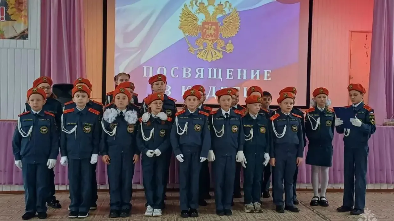 В школе № 1 Немана 50 учеников третьих и четвёртых классов посвятили в кадеты МЧС — Калининград Сейчас