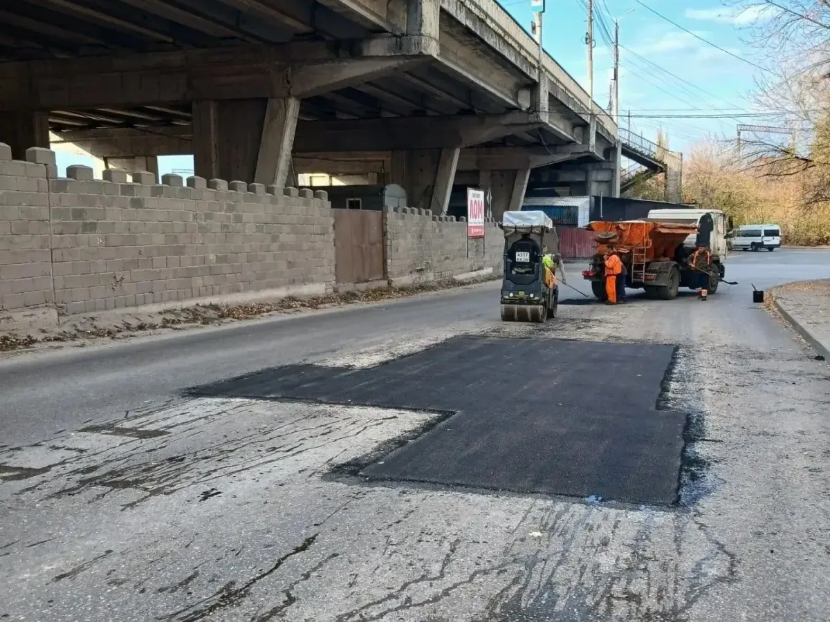 В Калуге за неделю завершили ямочный ремонт на одной улице, работы продолжаются еще на нескольких