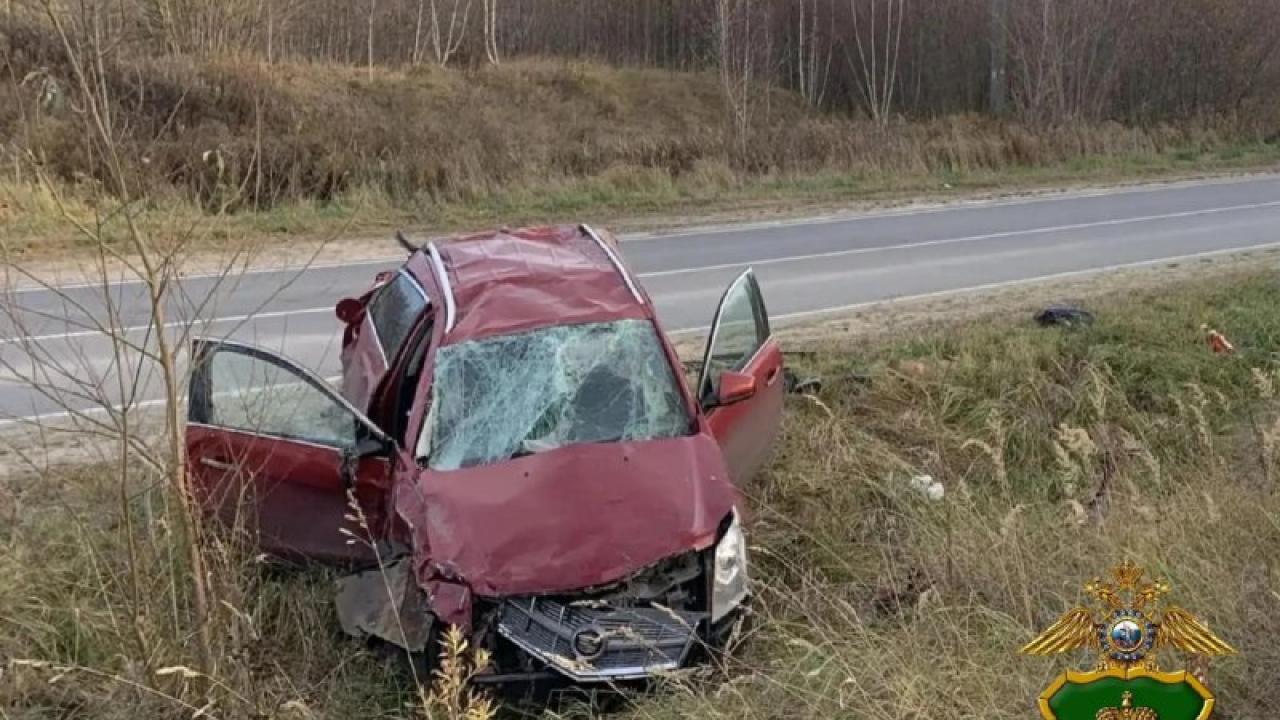 На трассе «Калуга — Вязьма» автомобиль съехал с дороги и опрокинулся — Калуга Сейчас