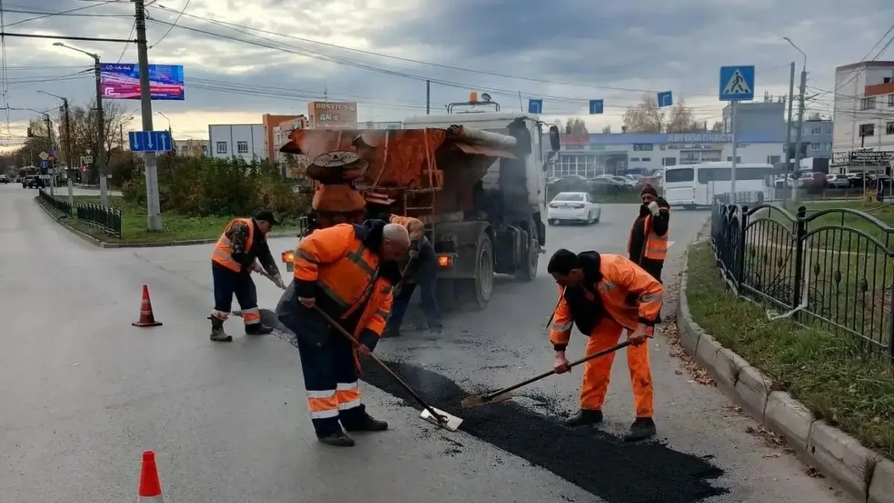 В Калуге за неделю завершили ямочный ремонт на одной улице, работы продолжаются еще на нескольких — Калуга Сейчас