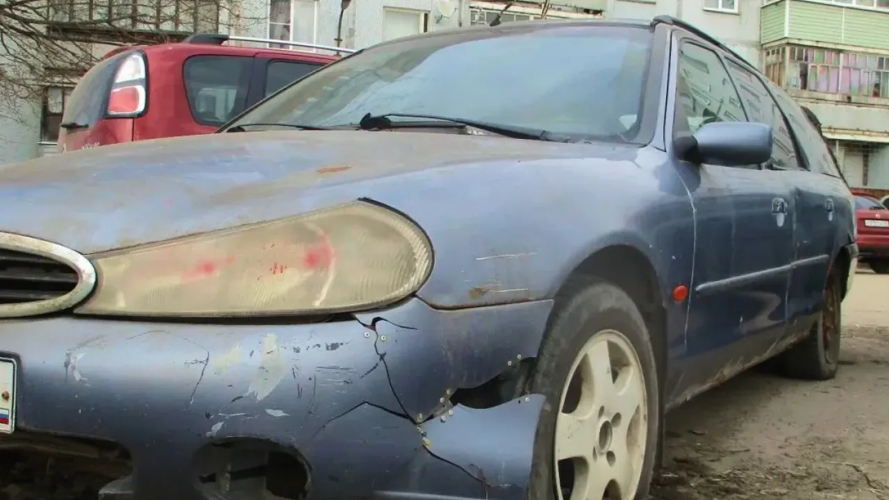 Во дворе дома в Козельске убрали брошенный автомобиль — Калуга Сейчас