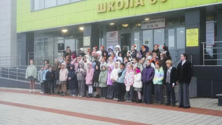 На Лесной Поляне детский хор исполнил гимн на открытии избирательных участков — Кемерово Сейчас