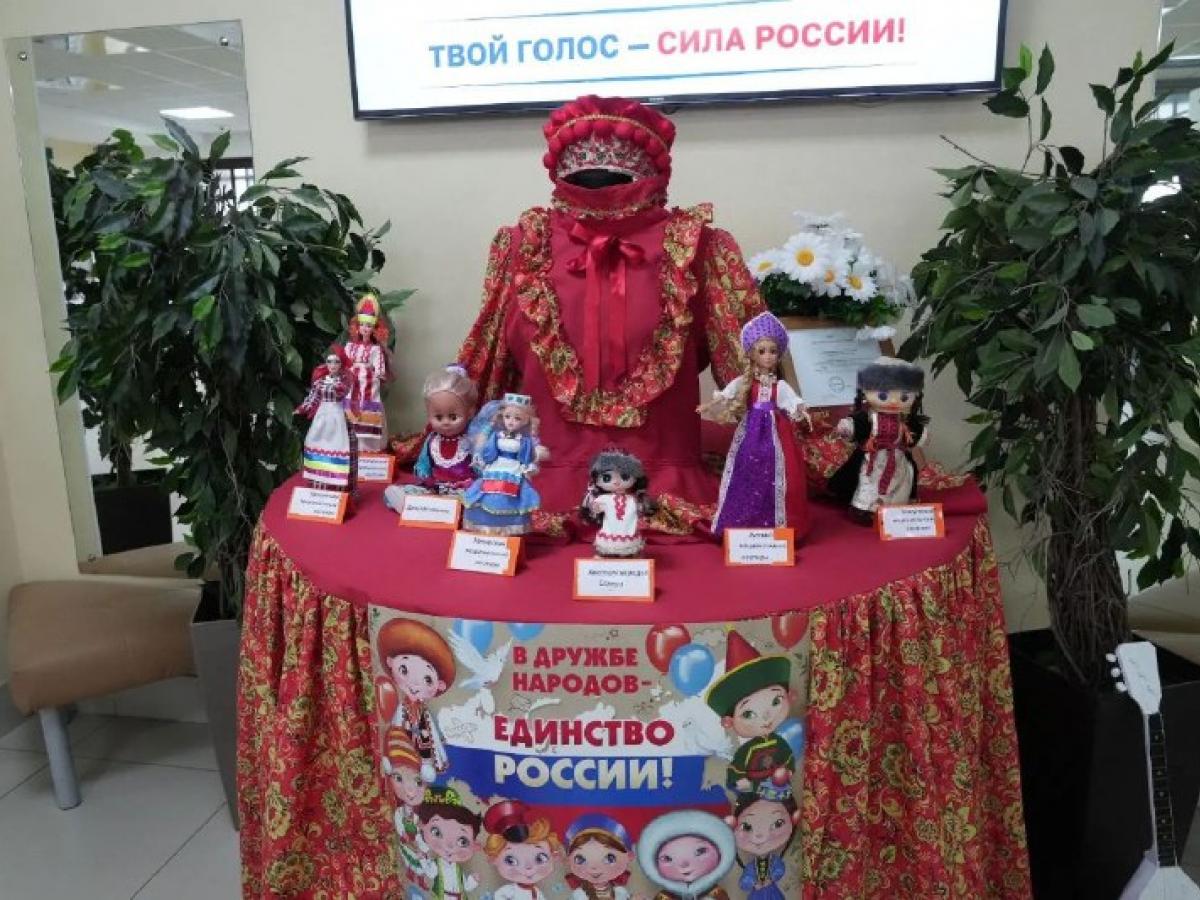 На Лесной Поляне детский хор исполнил гимн на открытии избирательных участков