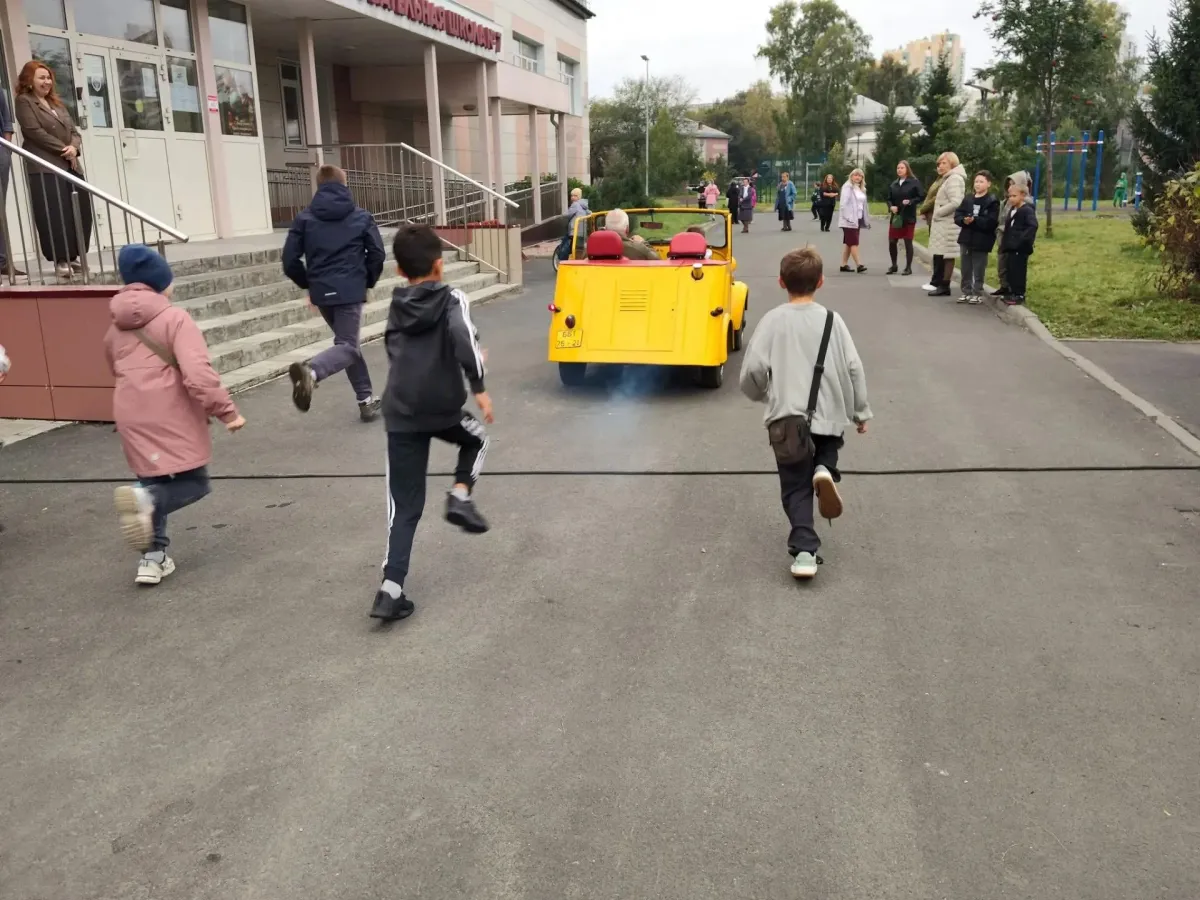 У школы №7 в Кемерове устроили выставку ретротехники и катания на раритетном авто
