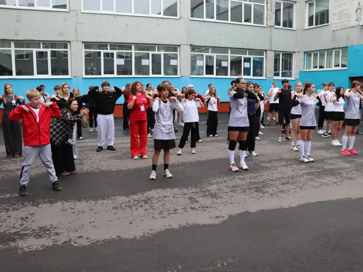 В школе №54 Кемерова на избирательном участке провели зарядку с Александром Бессмертных