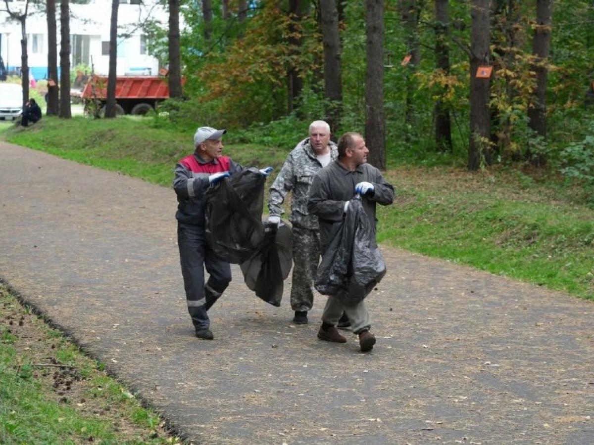 В Рудничном районе навели порядок в сосновом бору у кардиоцентра