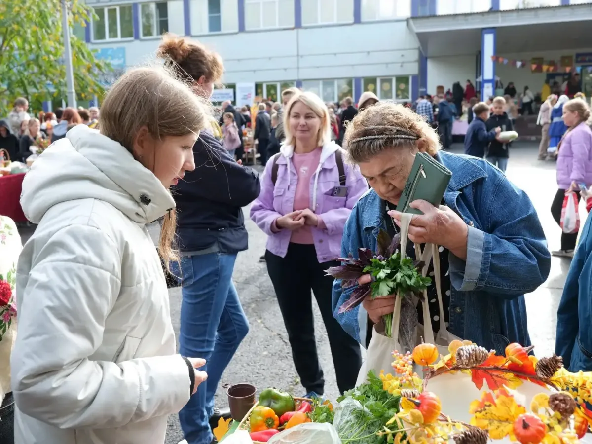 В Ягуновском у школы № 50 прошла традиционная осенняя ярмарка «Агромарафон»