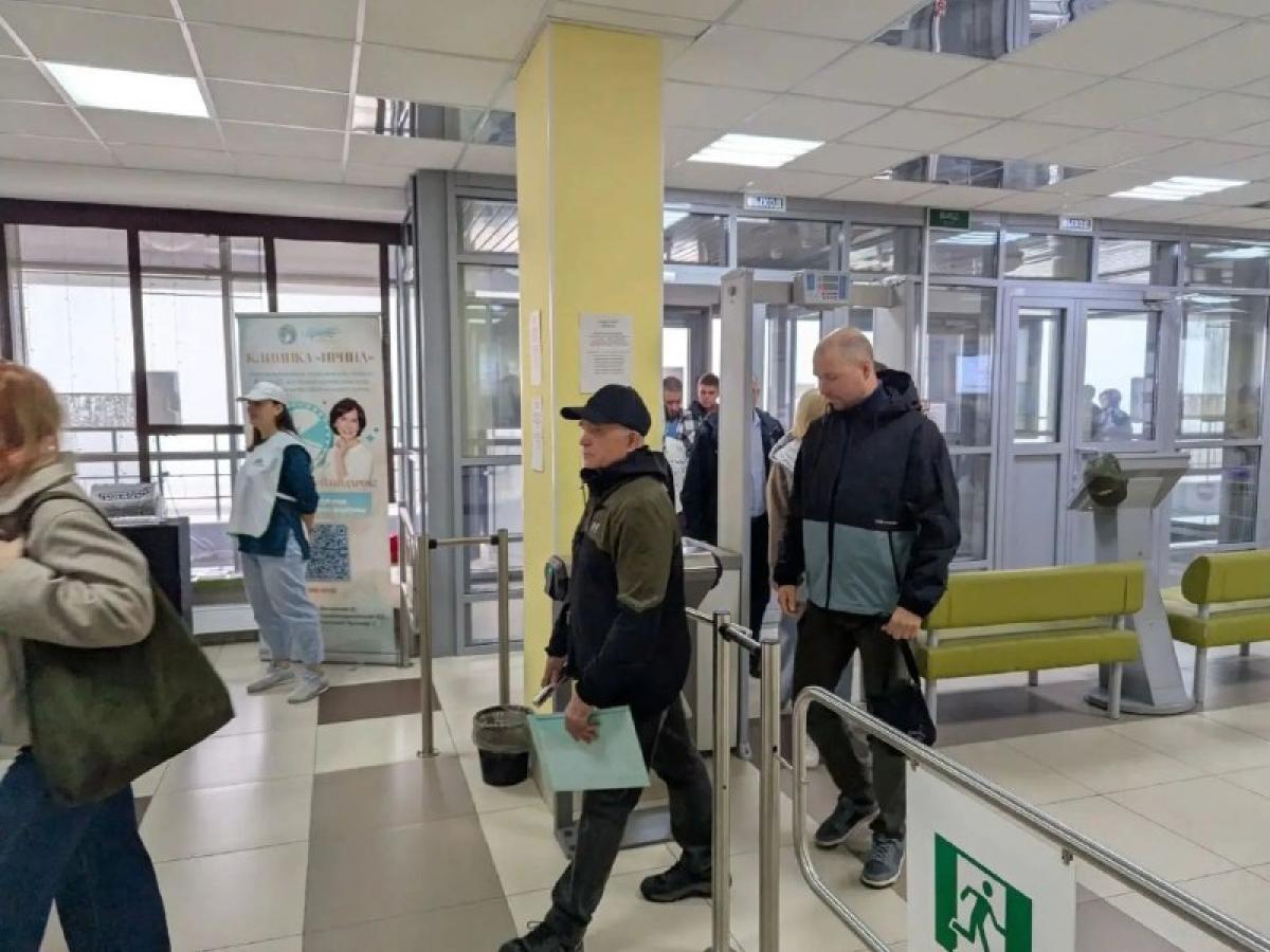 На Лесной Поляне детский хор исполнил гимн на открытии избирательных участков