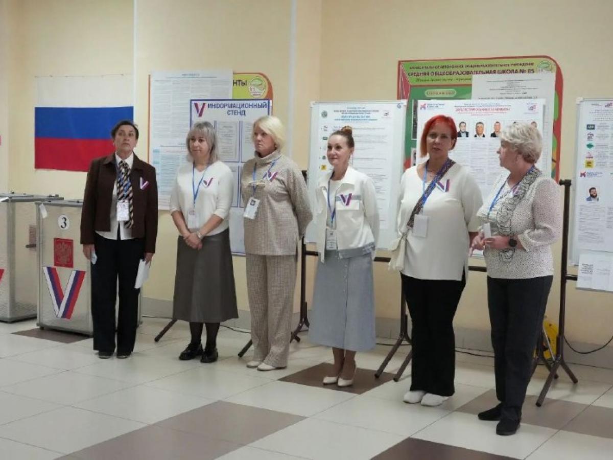 На Лесной Поляне детский хор исполнил гимн на открытии избирательных участков