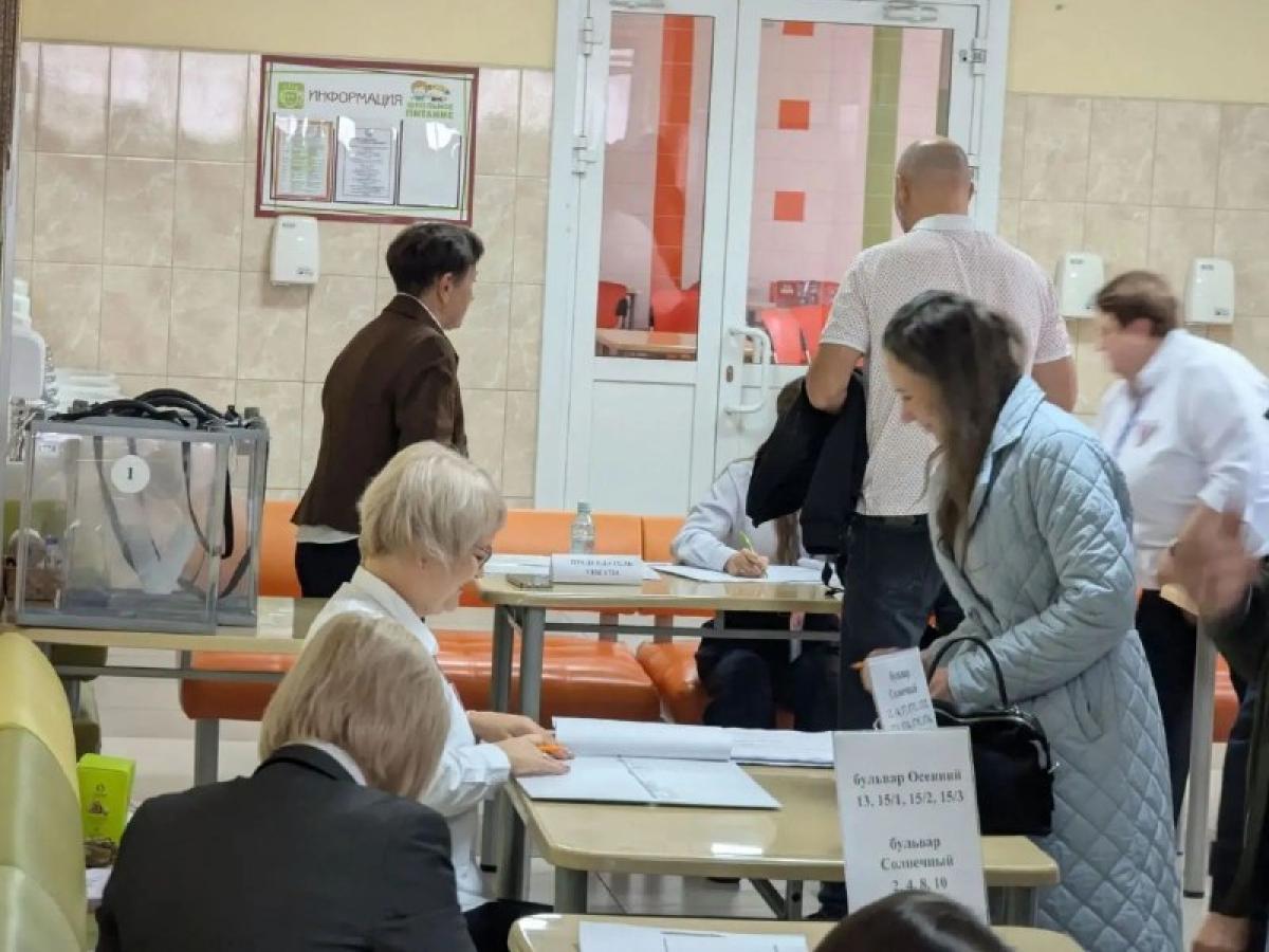 На Лесной Поляне детский хор исполнил гимн на открытии избирательных участков