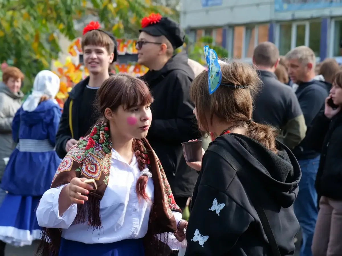 В Ягуновском у школы № 50 прошла традиционная осенняя ярмарка «Агромарафон»