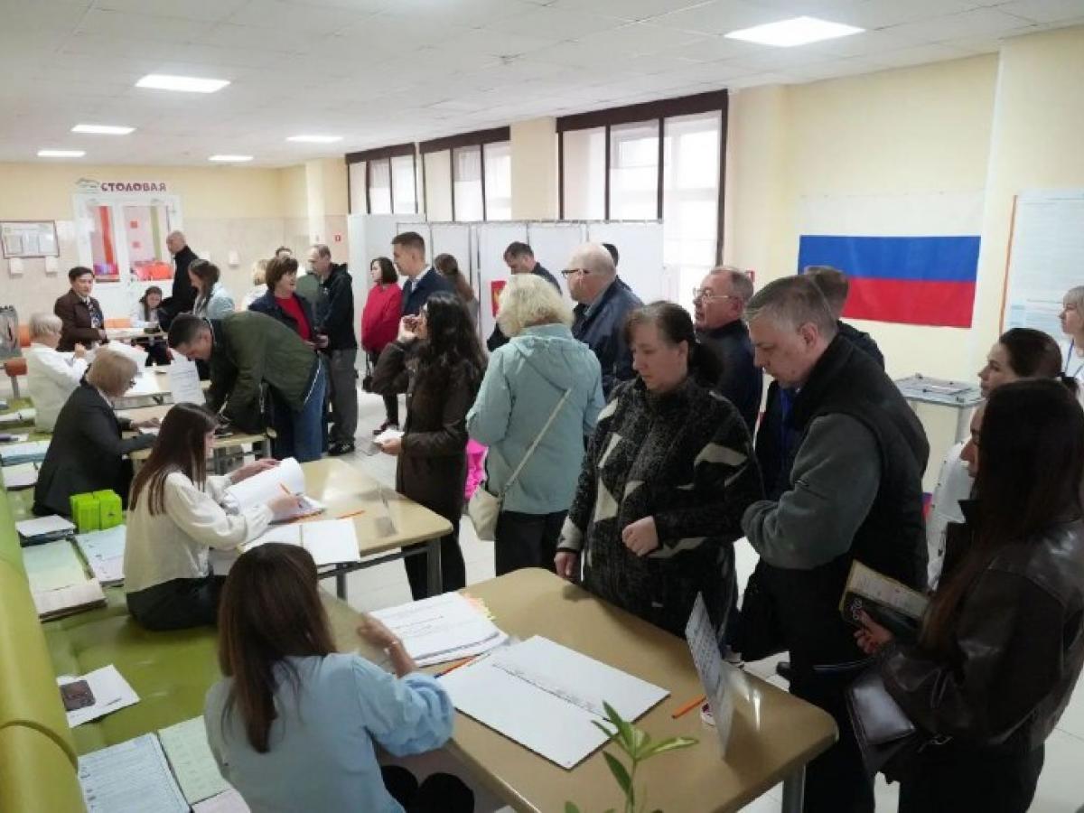 На Лесной Поляне детский хор исполнил гимн на открытии избирательных участков