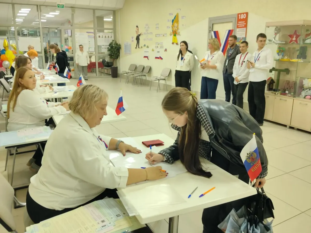 В школе №14 Кемерова десять выпускников впервые проголосовали на избирательных участках