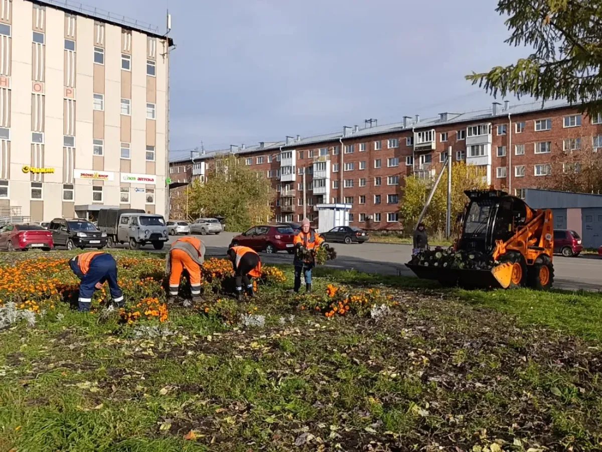 В осенней уборке Кемерова сегодня задействовано 194 дорожных рабочих