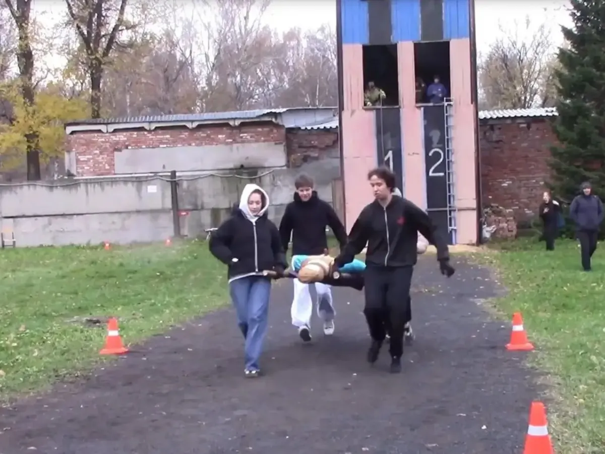 Школьники Кемерова соревновались в пожарно-прикладном спорте «Ликвидация»