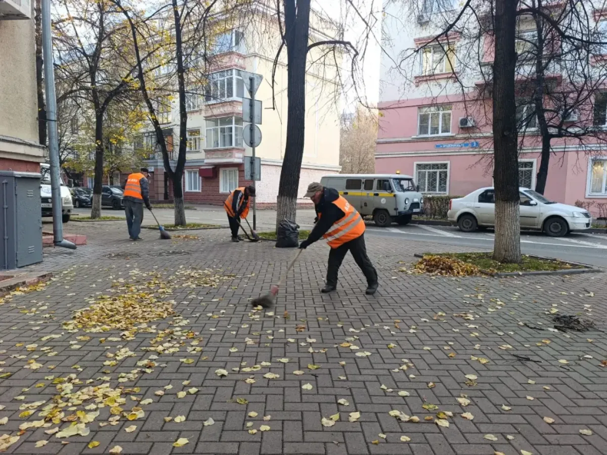 В осенней уборке Кемерова сегодня задействовано 194 дорожных рабочих