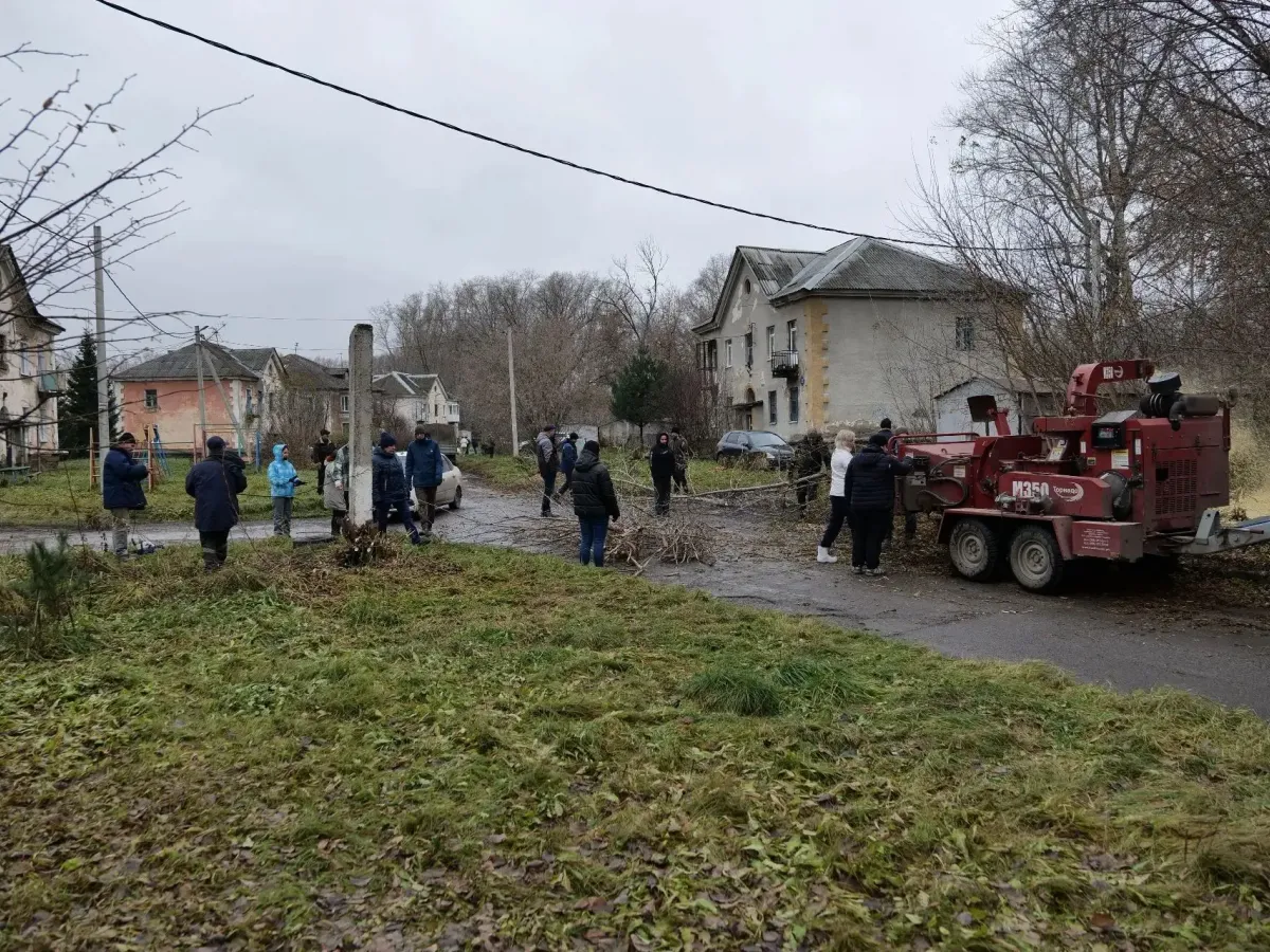 В Предзаводском прошел большой субботник с уборкой зарослей клена