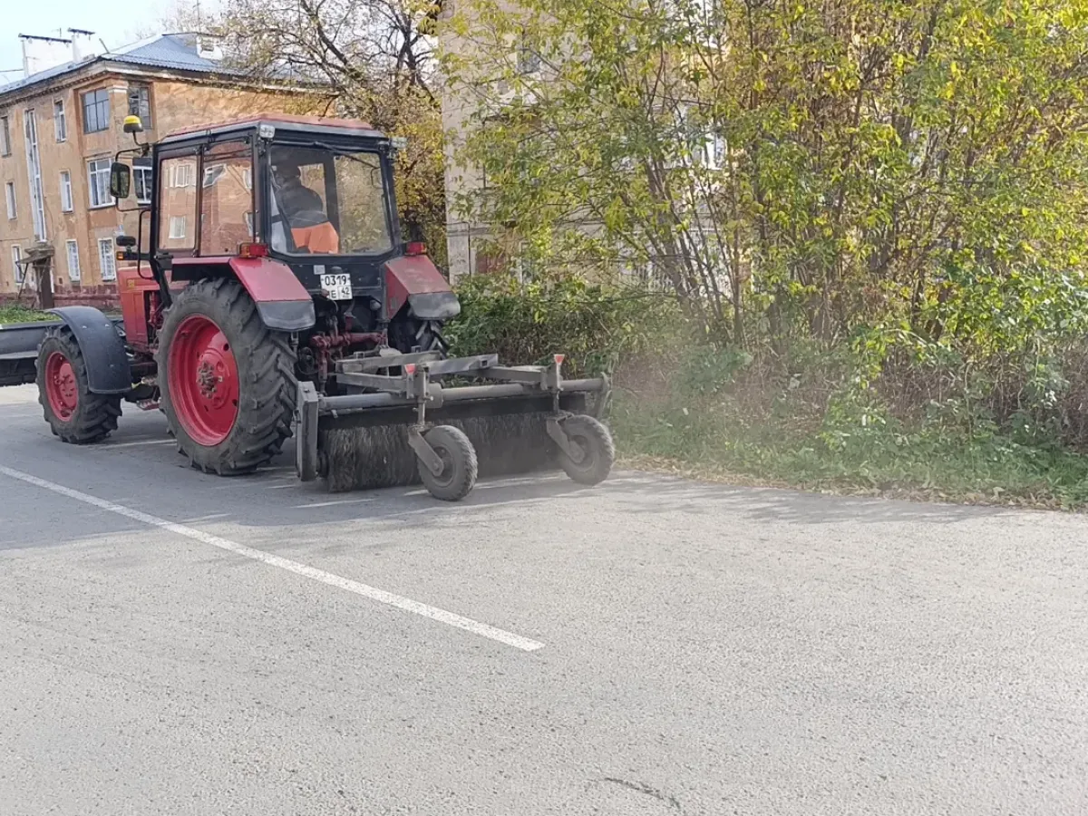 В осенней уборке Кемерова сегодня задействовано 194 дорожных рабочих