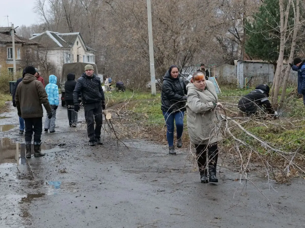 В Предзаводском прошел большой субботник с уборкой зарослей клена