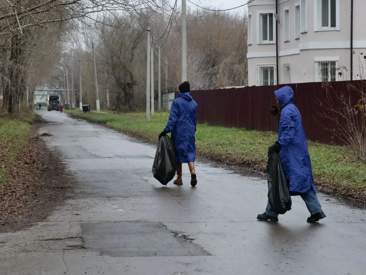 В Предзаводском прошел большой субботник с уборкой зарослей клена
