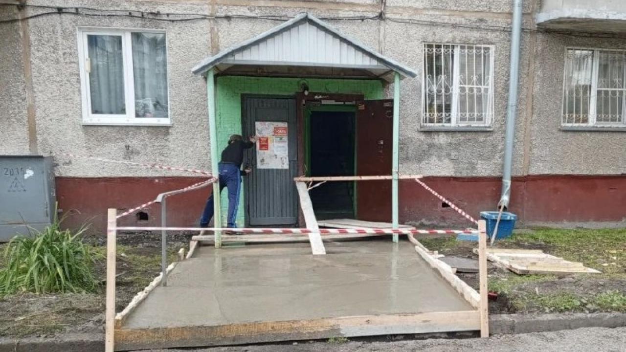В Кемерове отремонтировали крыльцо и отмостку у дома на проспекте Шахтёров — Кемерово Сейчас