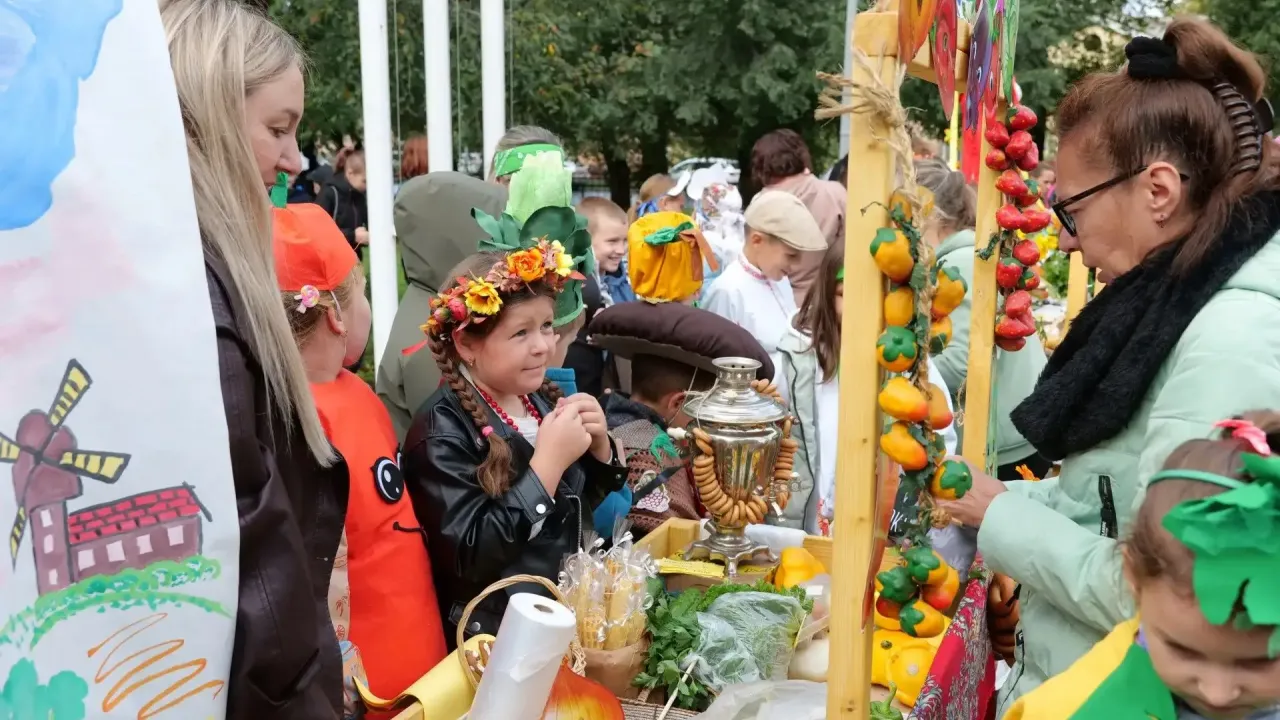 В Ягуновском у школы № 50 прошла традиционная осенняя ярмарка «Агромарафон» — Кемерово Сейчас