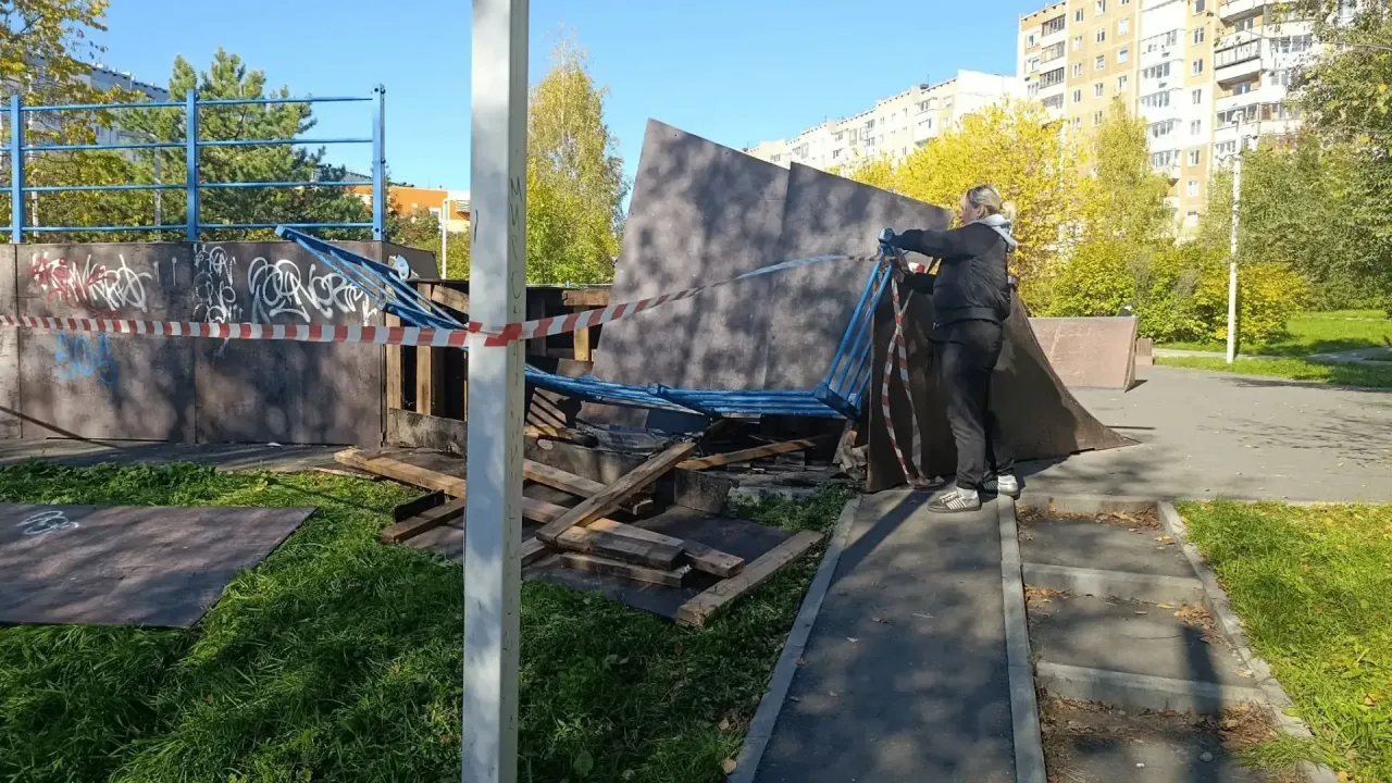 В сквере Новорожденных на ФПК ремонтируют поврежденную скейт-площадку — Кемерово Сейчас