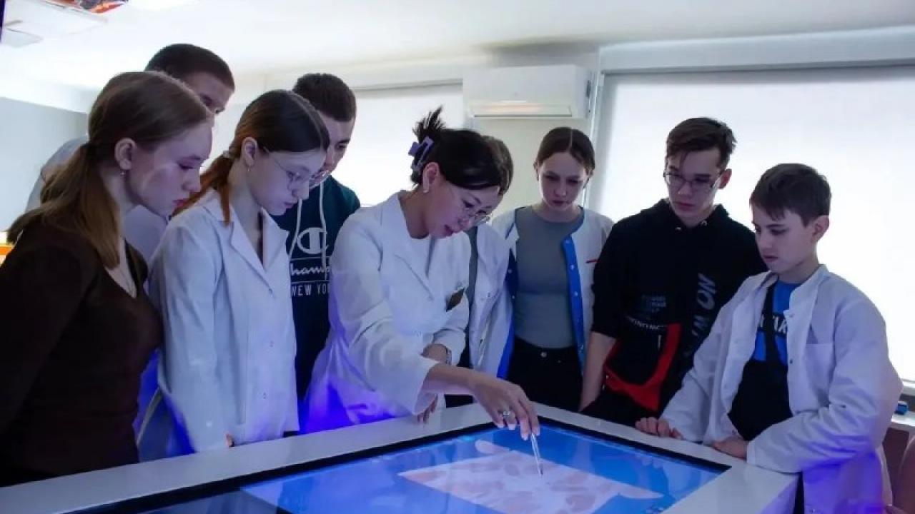 В Кузбассе школьников готовят к работе в медицине через образовательный класте? — Кемерово Сейчас