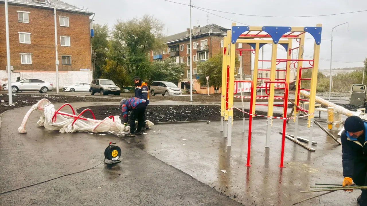В Афонино продолжают благоустройство территории на улице Лутугиной — Кемерово Сейчас