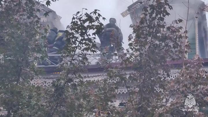 Пожарные продолжают ликвидацию пожара на улице Калинина в Хабаровске — Хабаровск Сейчас