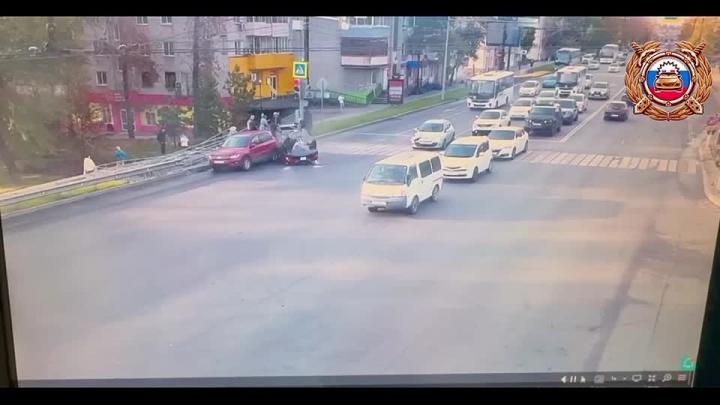 В Хабаровске при перестроении Renault столкнулся с Mazda, пострадала женщина-водитель — Хабаровск Сейчас